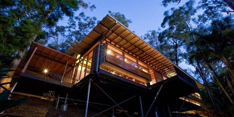 Лесной дом на сваях — House Sits on Stilts